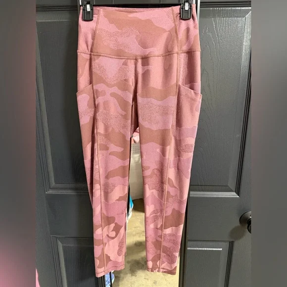 The North Face Women’s Pink Camo Pocket Leggings Size Medium Athletic Workout - Picture 1 of 4